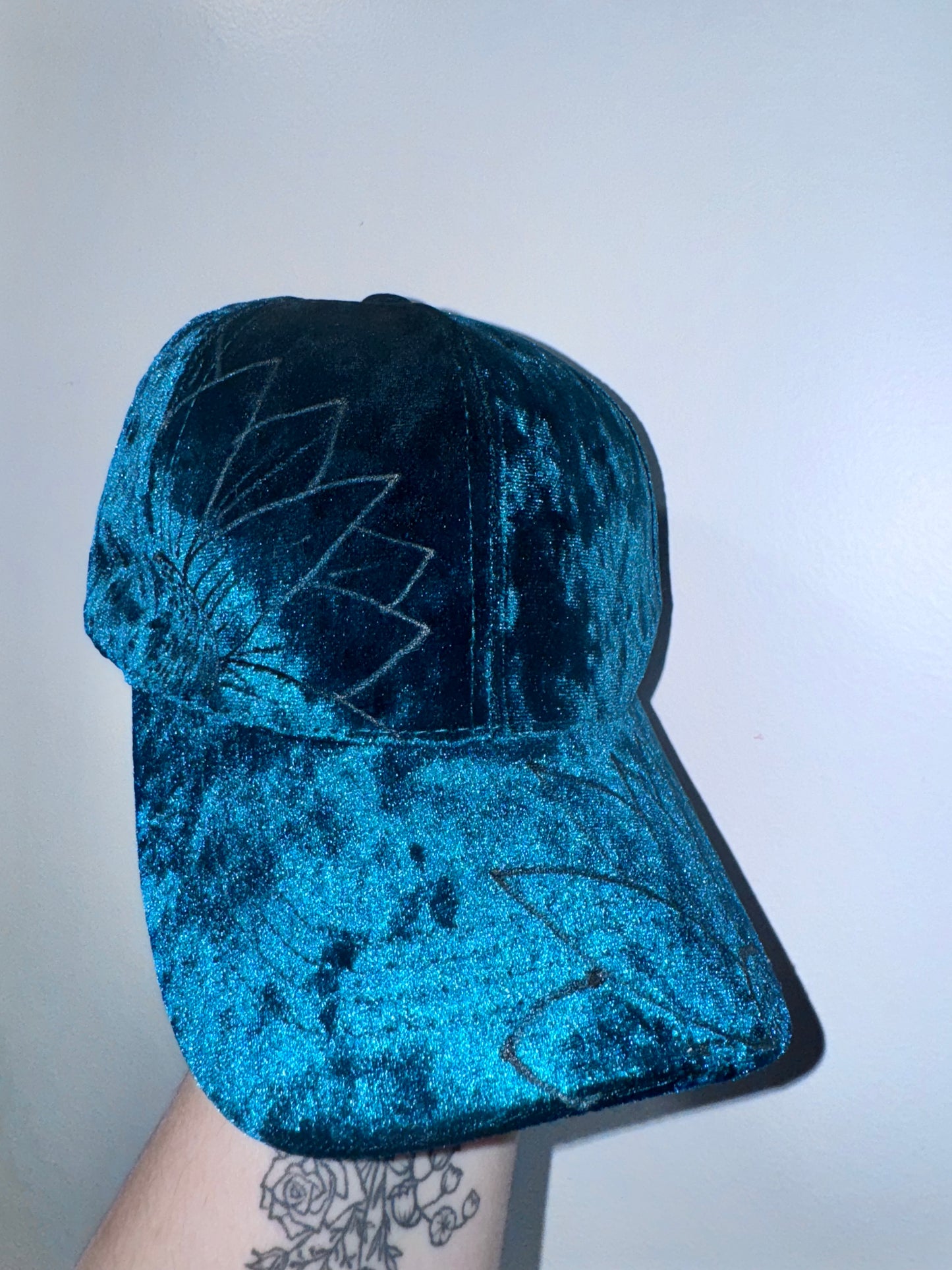 Dreamy suede hand burned cap